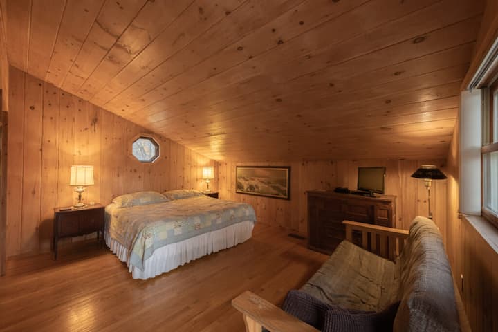 Une nuit de repos paisible dans l'une de nos chambres spacieuses avec très grand lit.