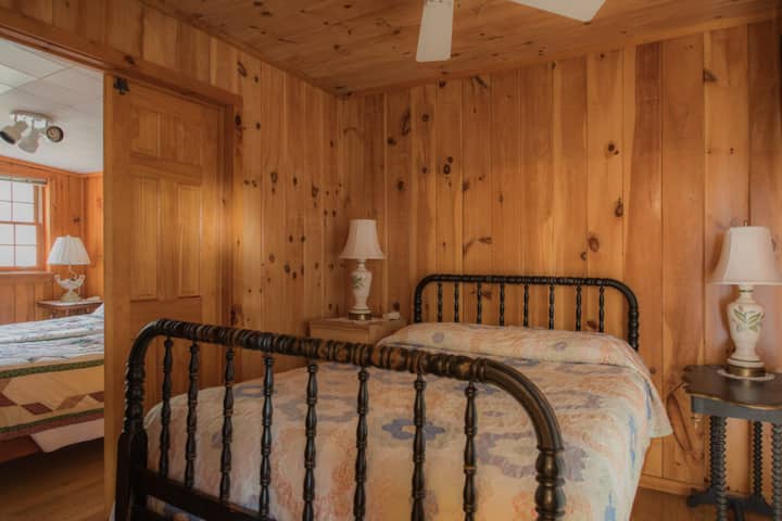 La chambre double offre des couettes traditionnelles et un cadre paisible.