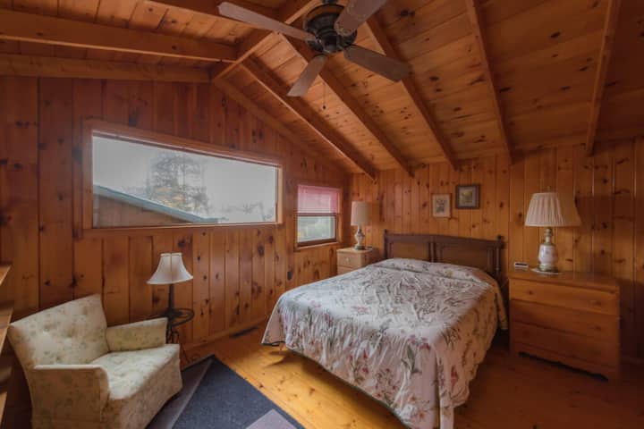 Chaque chambre offre un décor rustique traditionnel pour une nuit de sommeil réparatrice.