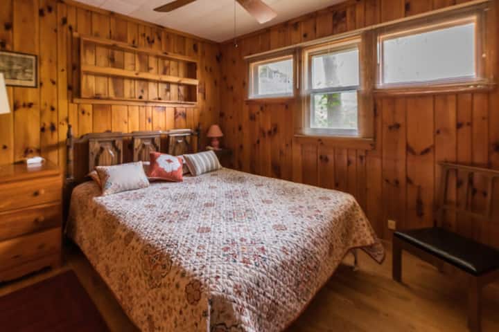 Profitez de la commodité de la chambre avec grand lit au rez-de-chaussée.