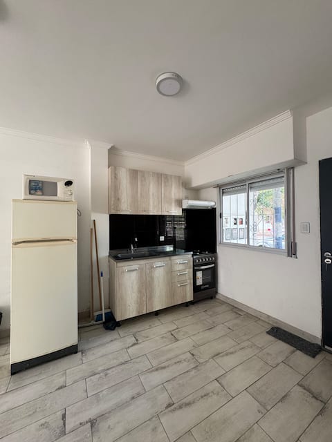 Propiedad de Airbnb exitosa: One-room penthouse with patio facing the street and grill en Don Bosco