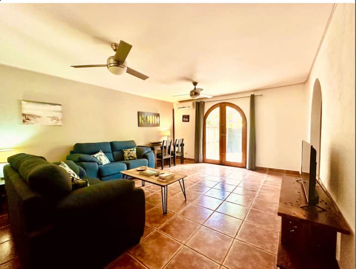 El espacio de la sala de estar tiene dos sofás que podrían ser un espacio adicional para dormir si es necesario. 