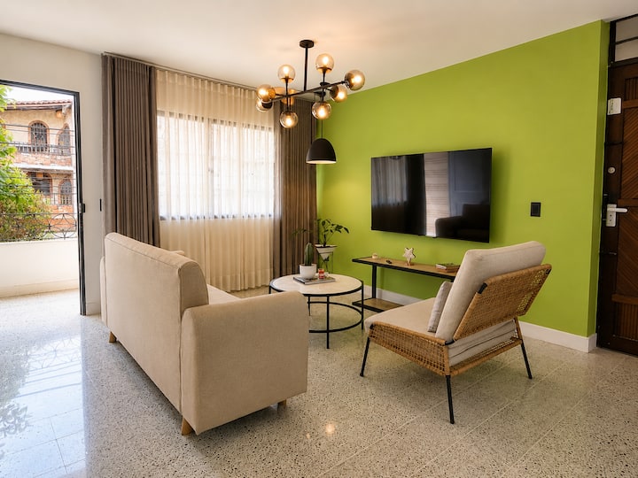 Casa Grupos Poblado | 6 Hab + Patio + Arcade - Medellín