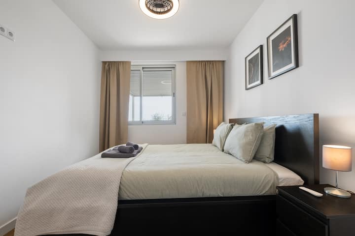 Krevat dopio i rehatshëm 160 × 200 cm me dyshek premium dhe çarçafë cilësorë.