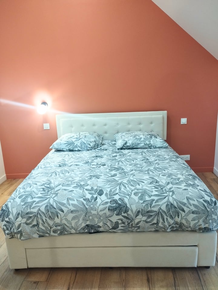 Habitación con cama queen size 160*200 cm. Ropa de cama de calidad.