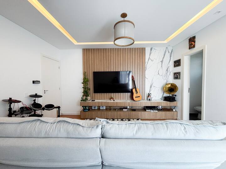 Sebule ya kisasa yenye Smart TV, mwangaza wa kustarehesha na mazingira yenye nafasi kubwa, inayofaa kwa ajili ya kupumzika baada ya siku ya kutembelea mandhari au kufanya kazi.
