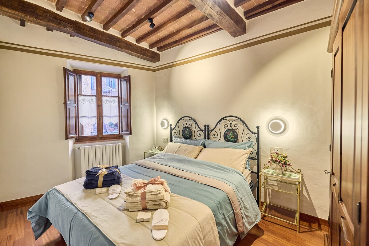 Chumba cha kulala chenye kitanda cha ukubwa wa kati, Televisheni janja na mwonekano mzuri wa barabarani. Samani za kisasa na za ubunifu.