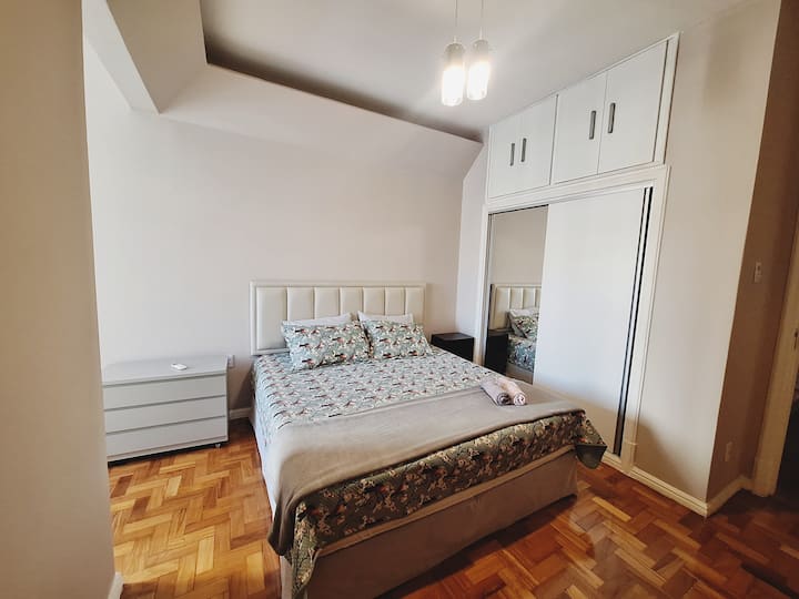 ห้องนอนขนาดใหญ่พร้อมเตียงคิงไซส์ เครื่องปรับอากาศ และที่เก็บเสื้อผ้า