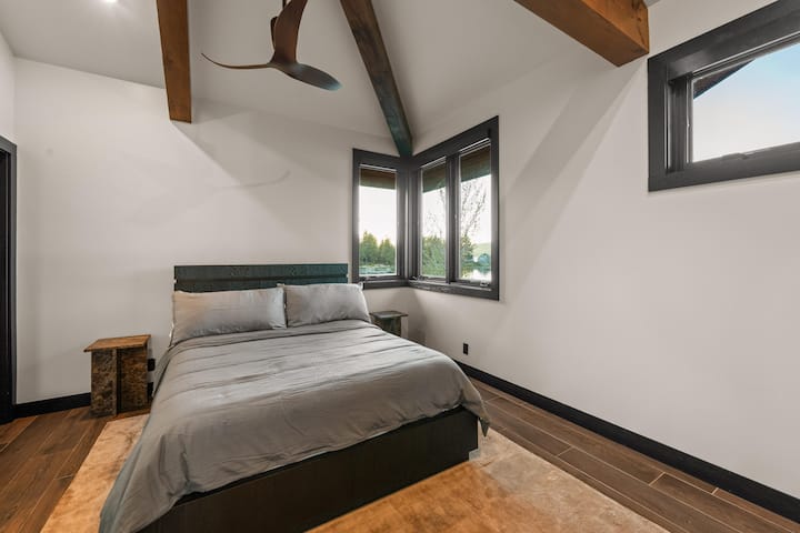Bedroom 4 Upstairs - Queen Bed with lakeview, TV, ceiling fan, walk-in closet; ¾ bath. (2 ppl)