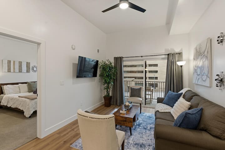 Downtown Apt| Pool, Parking Gym, King Bed, Hot Tub - Salt Lake City, UT