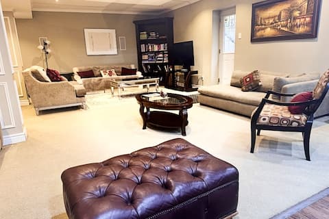 Popular Airbnb listing: Self Check-in 2BR Guest Suite • King Bed • Parking in Central Erin Mills