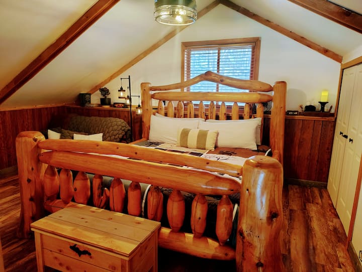 استمتع بنوم رائع في هذا السرير الرائع المغطى بإسفنج ميموري فوم! هناك أيضًا سرير كامل الحجم مع مرتبة رغوية هلامية باردة. 
