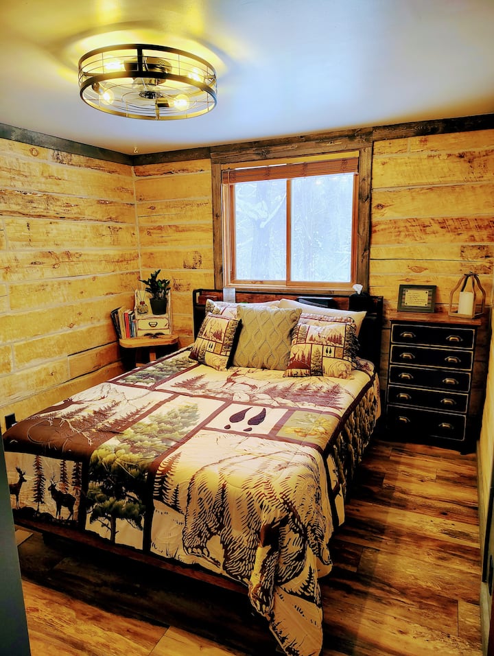 سرير جل ميموري فوم بحجم كوين لقضاء ليلة رائعة! مرطب مدفأة بخار بارد، ومنبه، وشاحن هاتف، ودرجة حرارة، كل ذلك على اللوح الأمامي. 
الكثير من التخزين في الخزانة إذا كنت بحاجة إلى تعليق الأشياء أو في الخزانة أيضًا. 