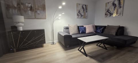 Top Airbnb: Modern, cosy 2-bedroom house, free parking in East End & Calton