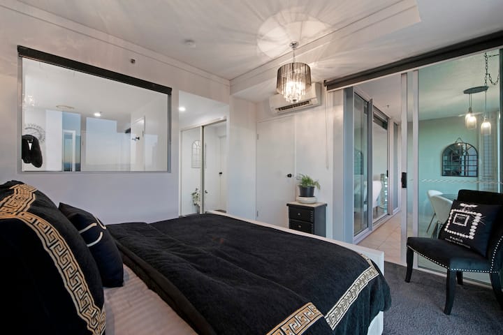 Елегантна главна спална соба со удобен брачен кревет (king size), гардероби со огледало, клима-уред и директен пристап до затворениот балкон.