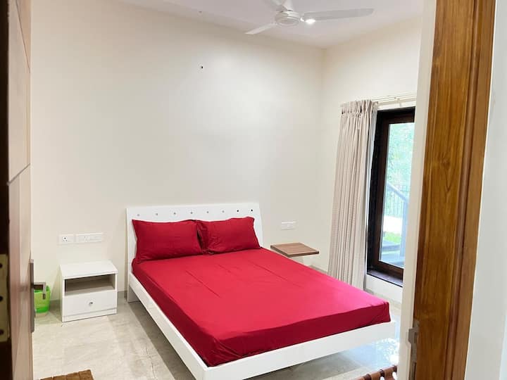 El dormitorio está equipado con cama doble con 2 almohadas, mesa auxiliar, unidad de almacenamiento y ventilador de techo.