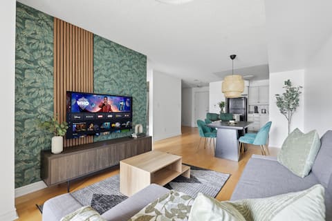 Popular Airbnb listing: Tropical Designer King Suite - Sleeps 5 - Parking in City Centre