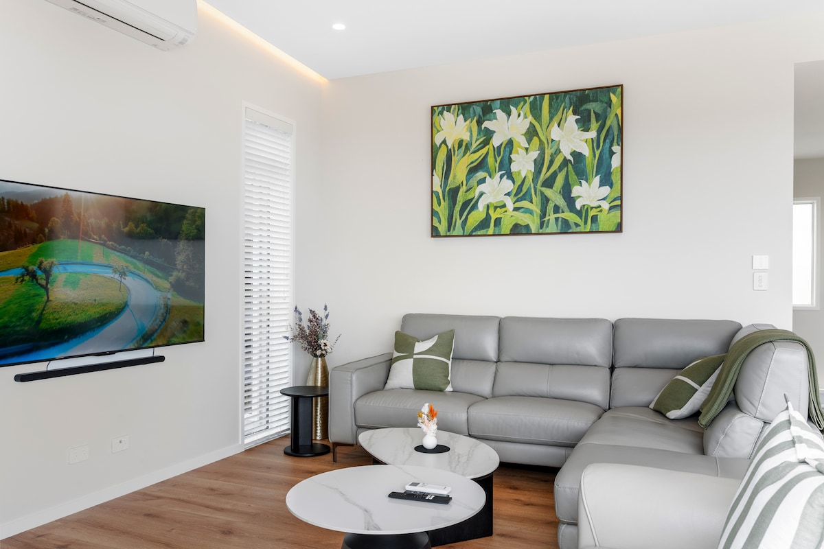 Top Airbnb: Blue Moon Rise Villa - Luxury Oceanview Retreat in Waipū