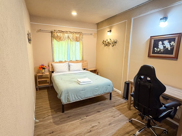 מיטת קווין סייז עם כיסא משרד - מוכנה לעבודה מהבית.