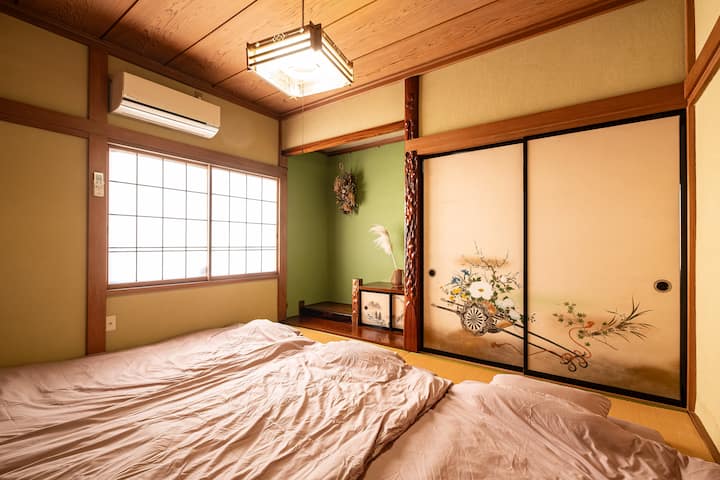 The tatami Japanese-style room on the 1st floor can accommodate 3 futons.
Japanese futons go well with tatami mats.
This room faces the road, so please give priority to using the room with the bed.