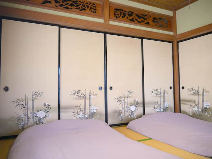 In the playroom on the first floor, you can put two futons on the floor with the toys in the corner.
Since this room faces the road, please give priority to using the room with the bed first.