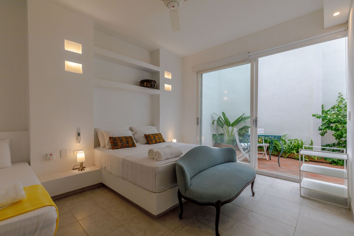 卧室清新，床铺舒适，智能电视和滑动门通往私密的露台，非常适合户外早餐。