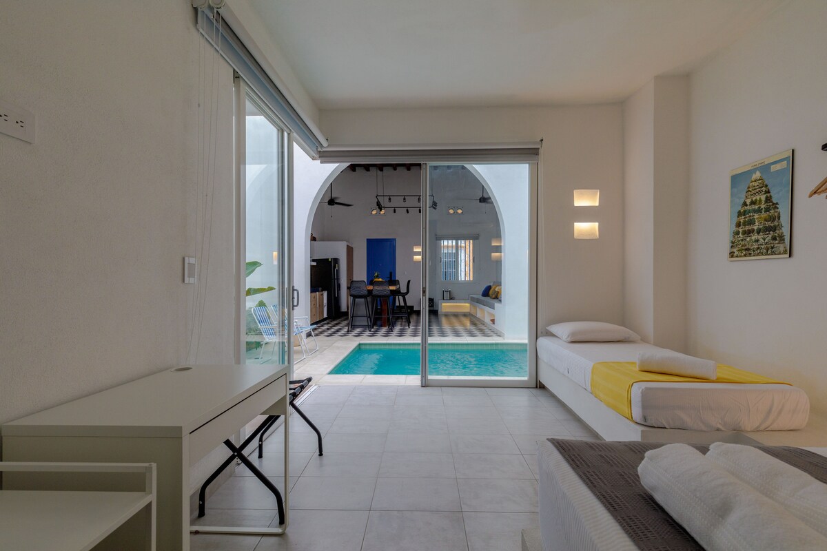 房间宽敞明亮，配有智能电视，可直接进入室内游泳池，非常适合在自然光和加勒比海风中醒来。