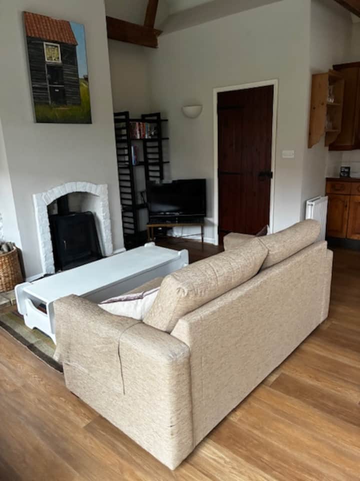 Tranquil And Cosy Norfolk Cottage With Garden View - Wymondham