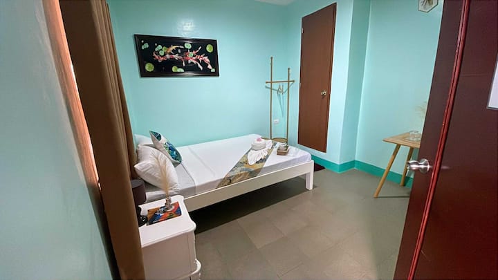 La habitación para parejas puede alojar a 2 personas en una cama.