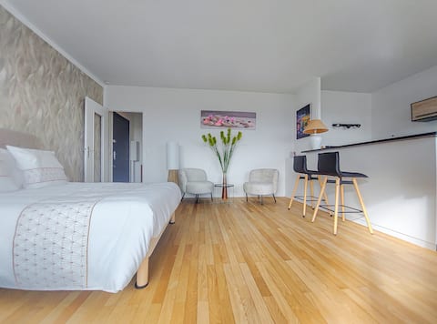 Top Airbnb: Lyon view - Air conditioning - Terrace - Secure parking in Caluire Et Cuire