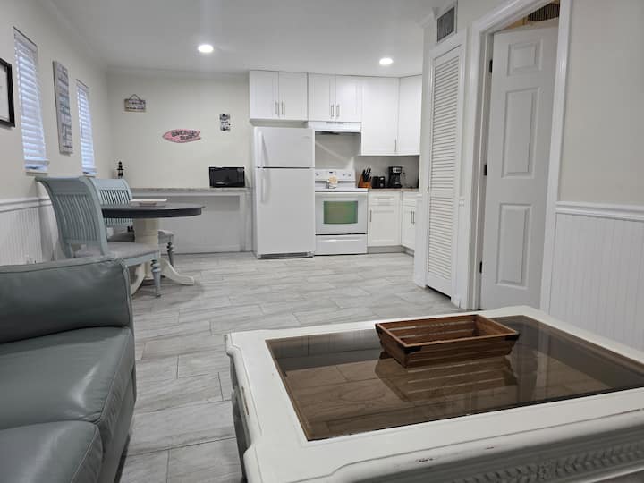New For Summer:close To Beaches+sits On Canal View - Bradenton, FL