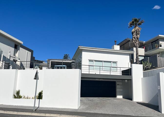 Beach style house 1 minute to the beach gallery image 2