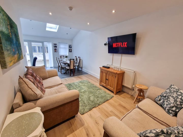 4 Bed Kirkby Home | Sleeps 11 | Free Parking - Liverpool