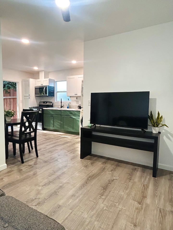 Chic Guesthouse With Secluded Garden Near Downtown - Loma Linda, CA