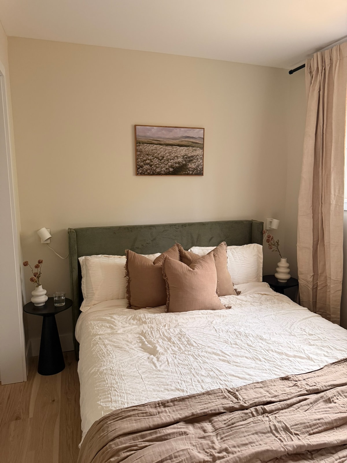 ห้องนอนสบายๆ พร้อมเตียงควีนไซส์และการตกแต่งที่อบอุ่นและน่าดึงดูดใจ