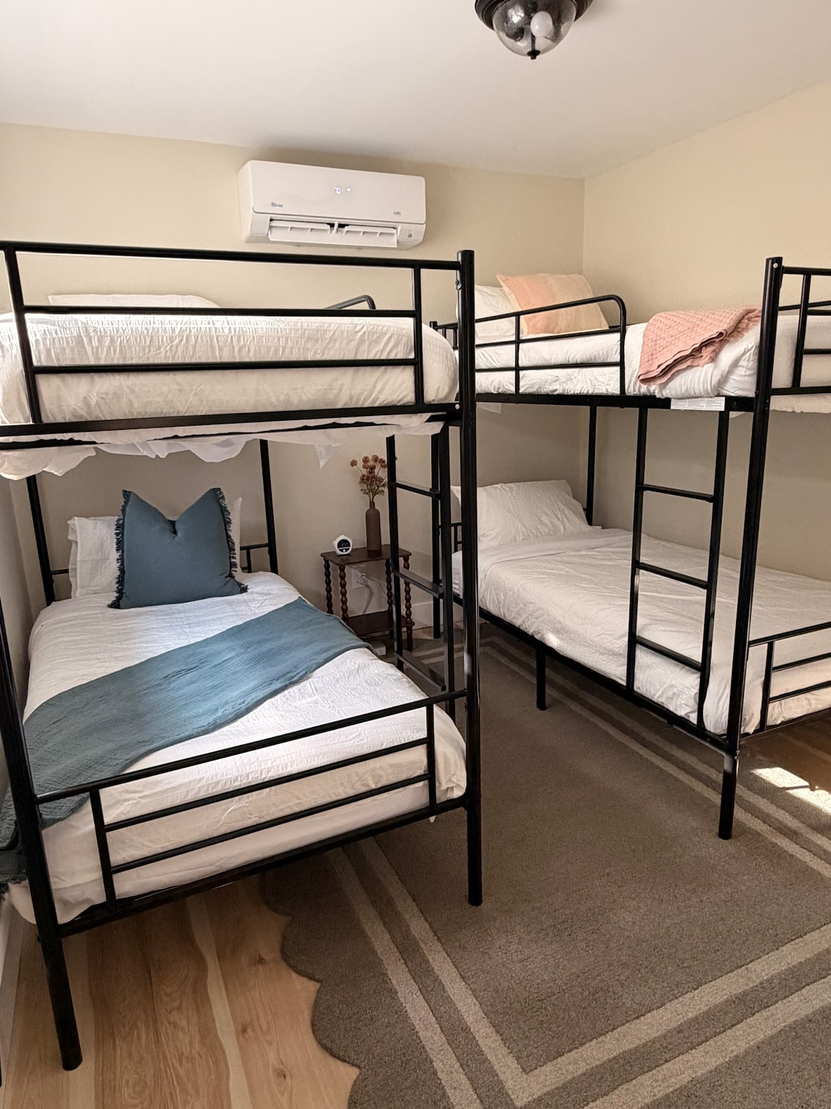 ห้องพักที่สมบูรณ์แบบสำหรับกลุ่มเพื่อนหรือเด็ก ๆ หากคุณมีเด็กพักที่นี่ มีไฟกลางคืนและนาฬิกาปลุกสำหรับเวลานอนและตอนเช้าที่สะดวก