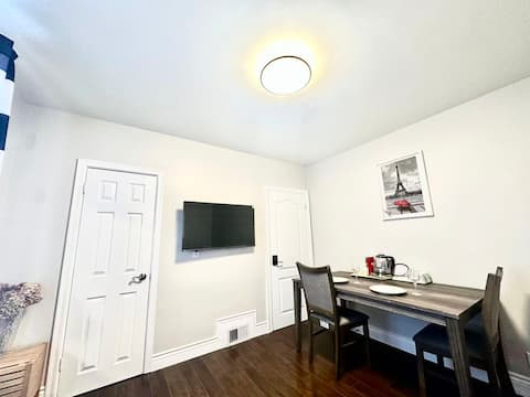 Top Airbnb: Modern Suite_1BR main floor in Scarborough—Agincourt