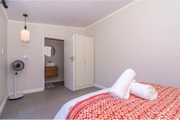 Cama matrimonial con baño privado