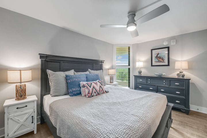 Duerme plácidamente en tu dormitorio bellamente decorado con suaves colores costeros y una decoración encantadora.