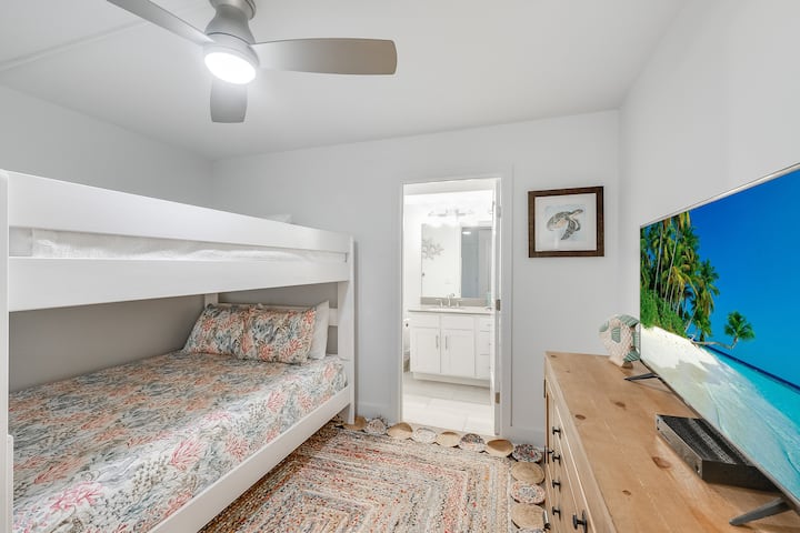 Tu acogedor dormitorio cuenta con cómodas literas y un televisor grande para las noches de cine, y el baño privado está a pocos pasos.