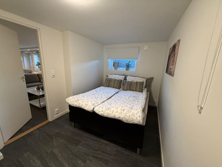 Manželská posteľ s 5 cm matracovým poťahom. 
Vykurovacie káble v podlahe.