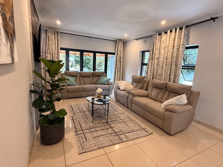 Luxury&secure-close To Sandton, Big Backyard, Pool - Johannesburg