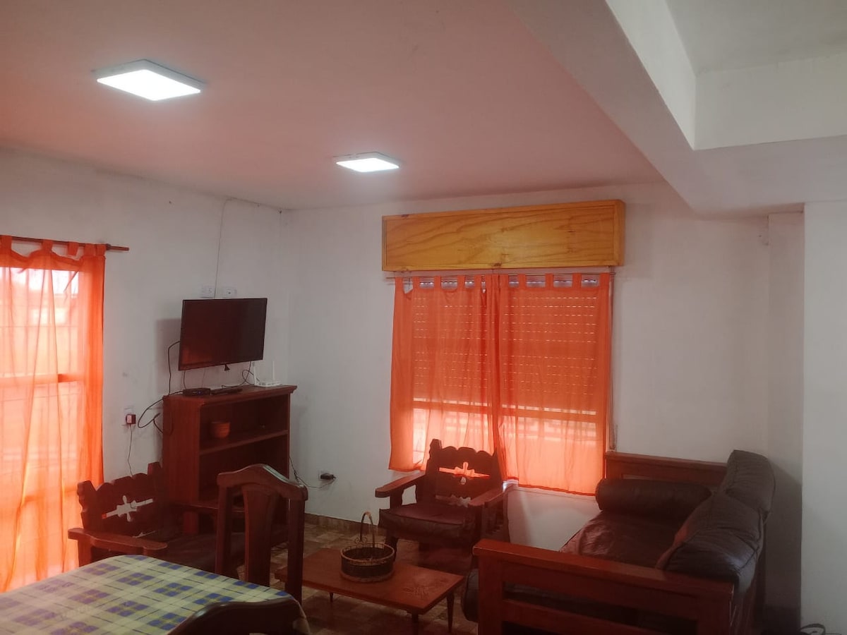 ห้องนั่งเล่นมีเก้าอี้นวมสองตัว เตียงเก้าอี้นวมขนาดใหญ่สำหรับนั่งสบาย ๆ และสำหรับผู้เข้าพักคนที่ 5 นอน พร้อมโต๊ะโบราณน่ารัก