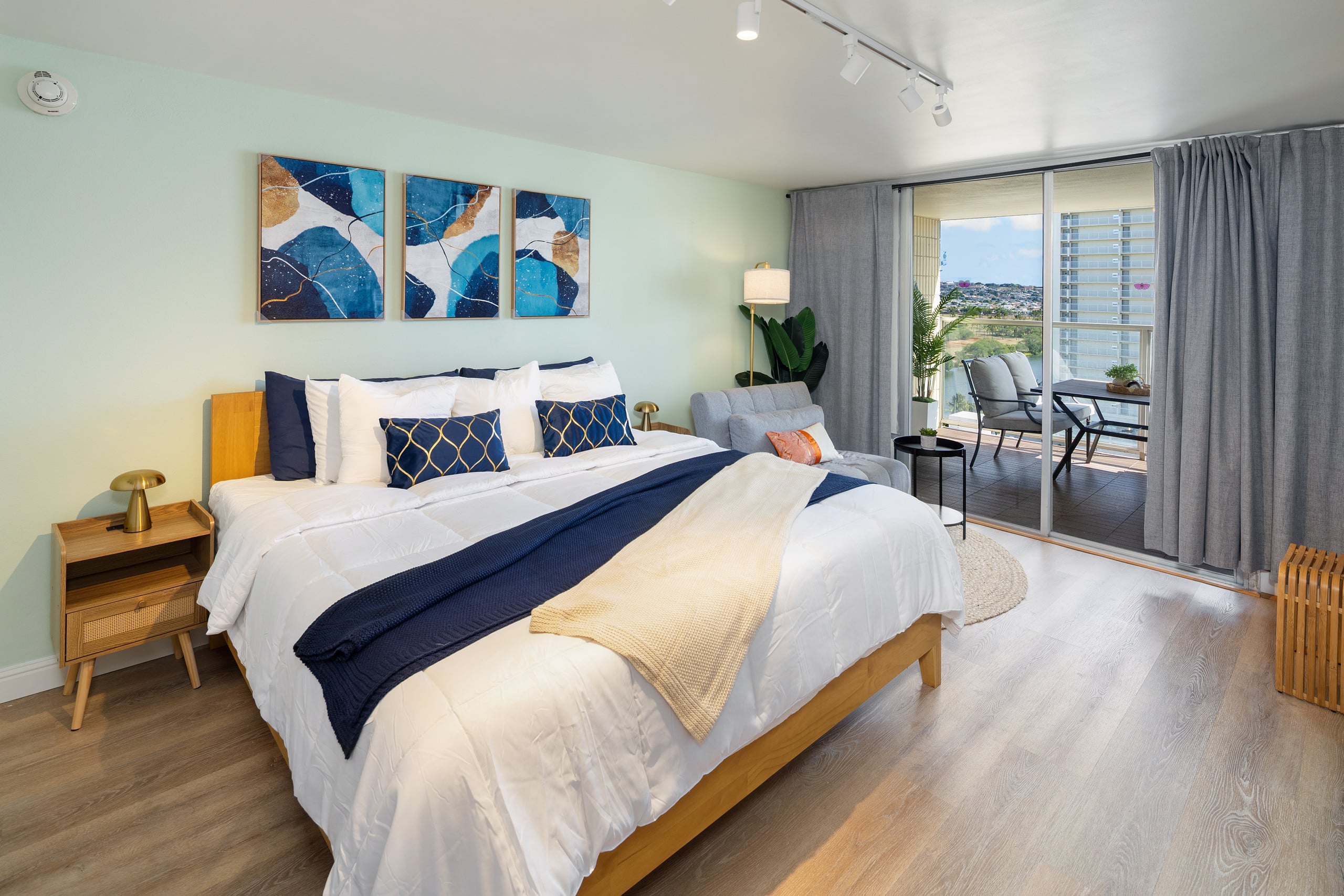 Renovated Modern King Studio w/ Canal View Balcony - Image 1