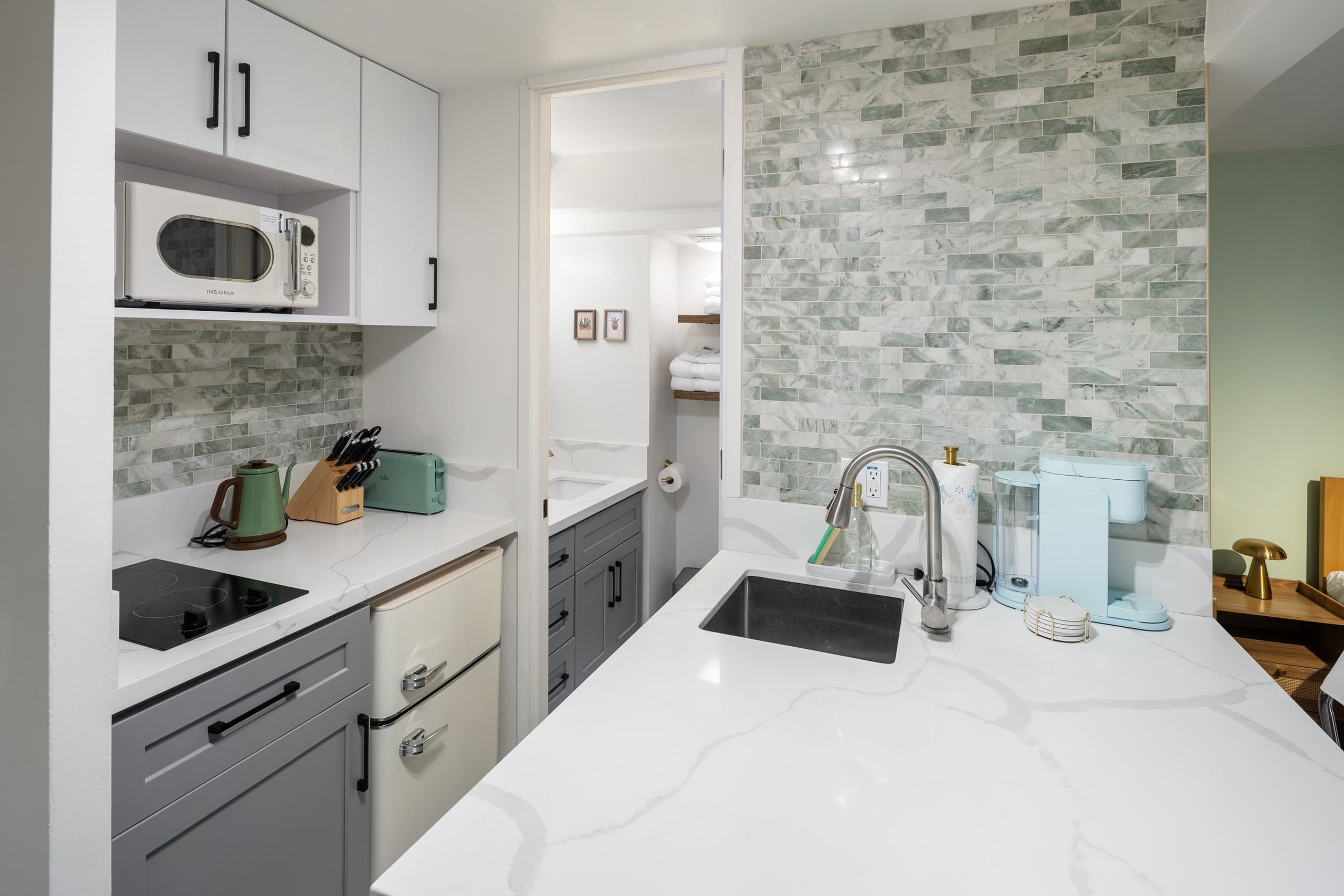 Renovated Modern King Studio w/ Canal View Balcony - Image 4