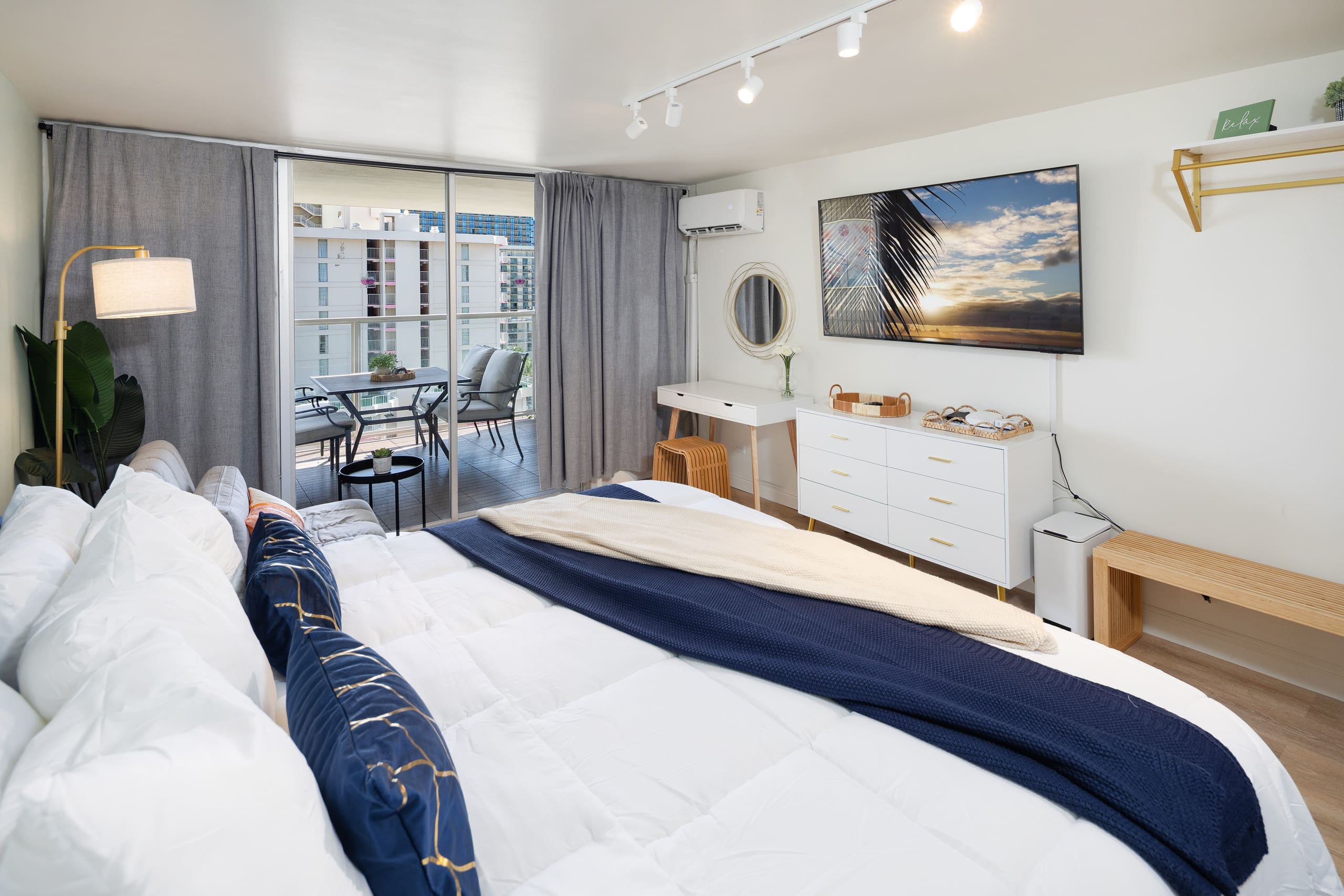 Renovated Modern King Studio w/ Canal View Balcony - Image 24