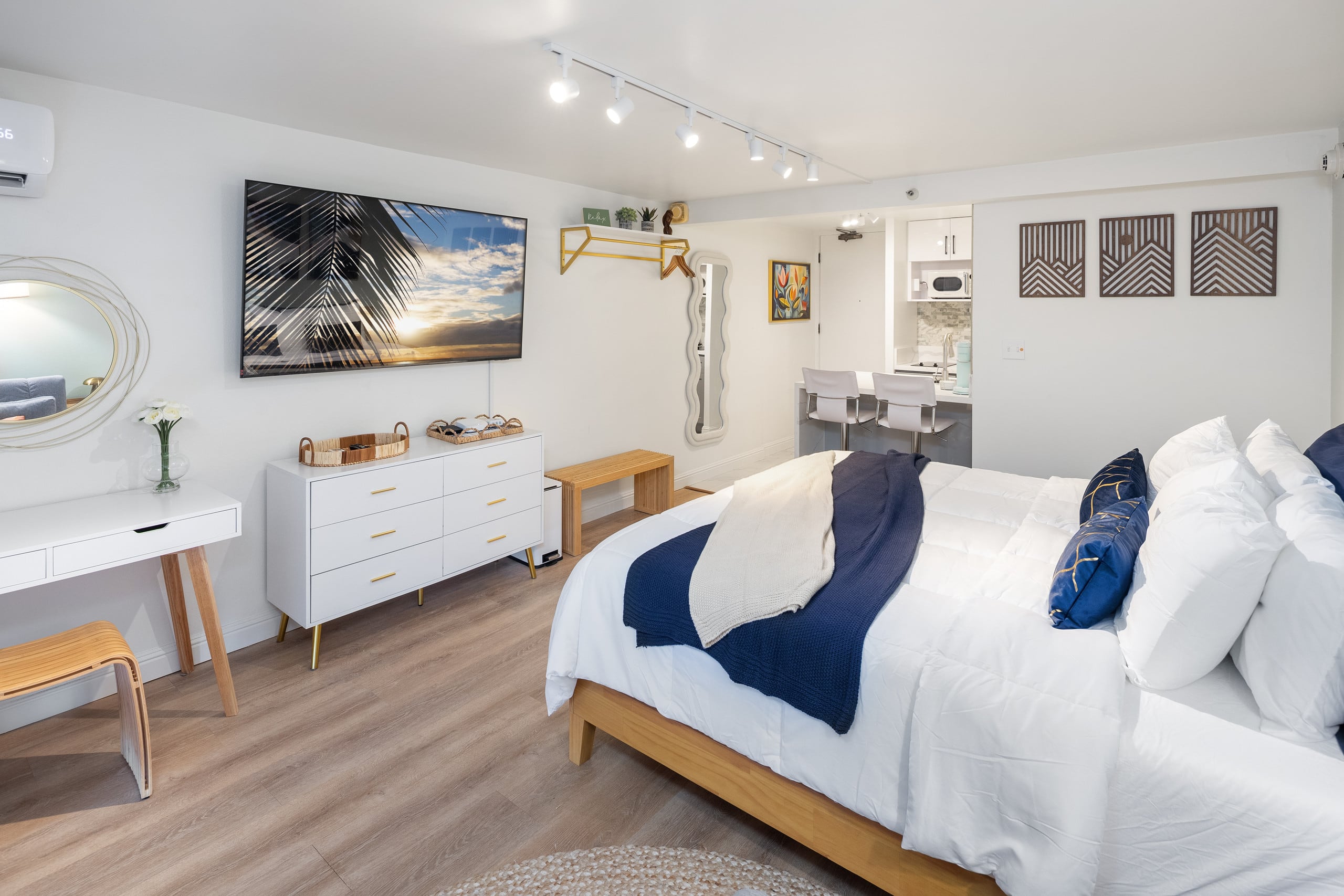 Renovated Modern King Studio w/ Canal View Balcony - Image 23