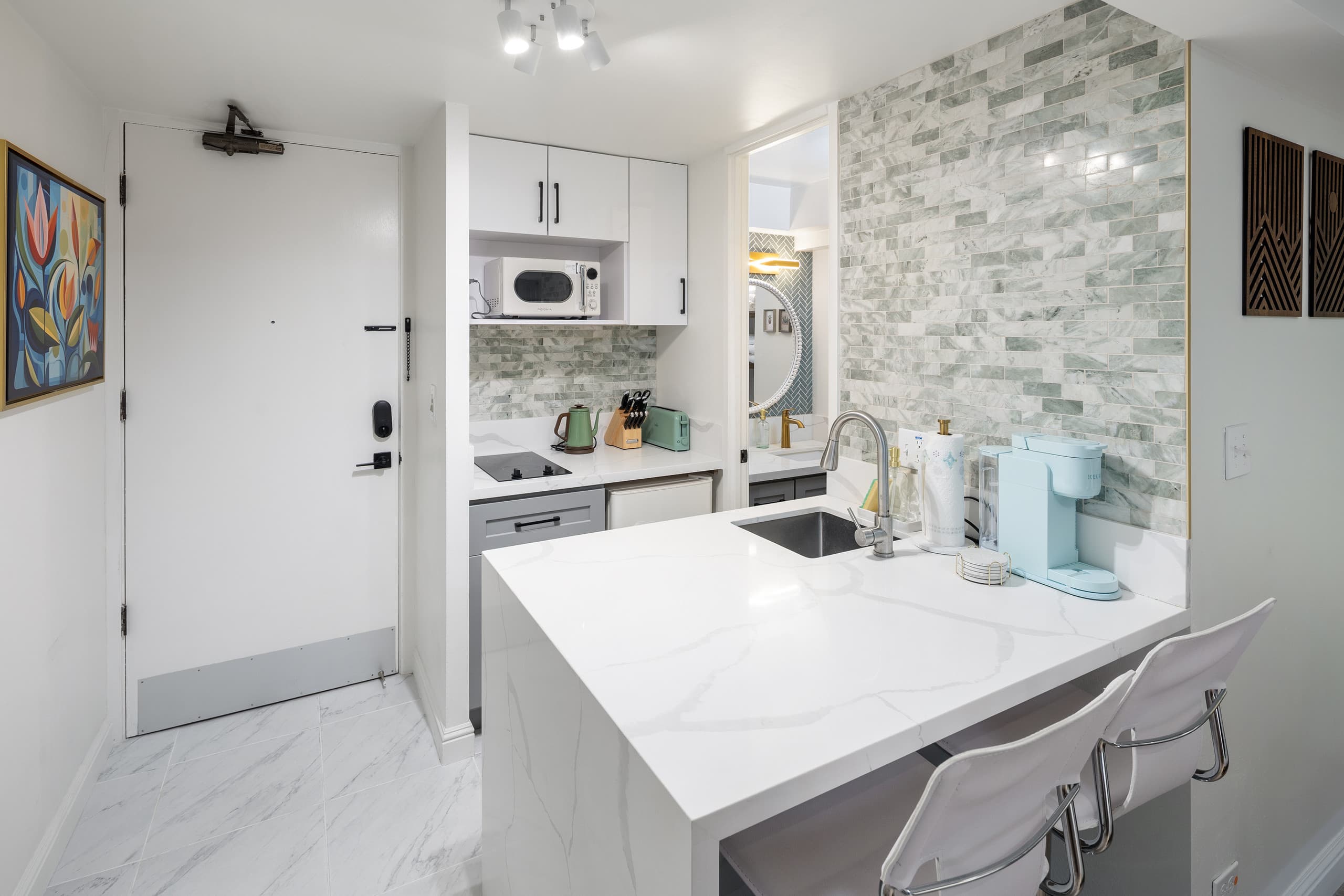 Renovated Modern King Studio w/ Canal View Balcony - Image 3