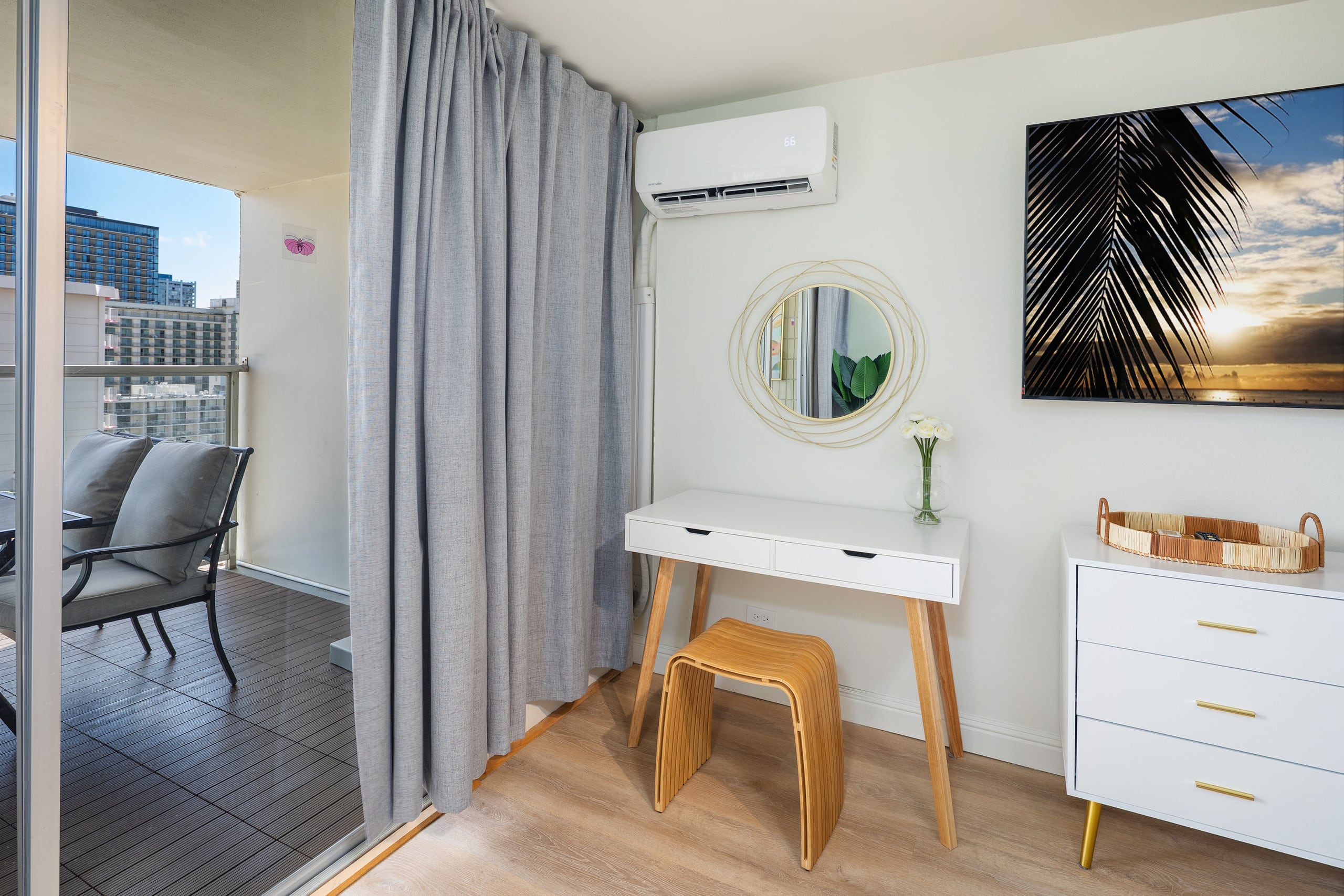 Renovated Modern King Studio w/ Canal View Balcony - Image 12