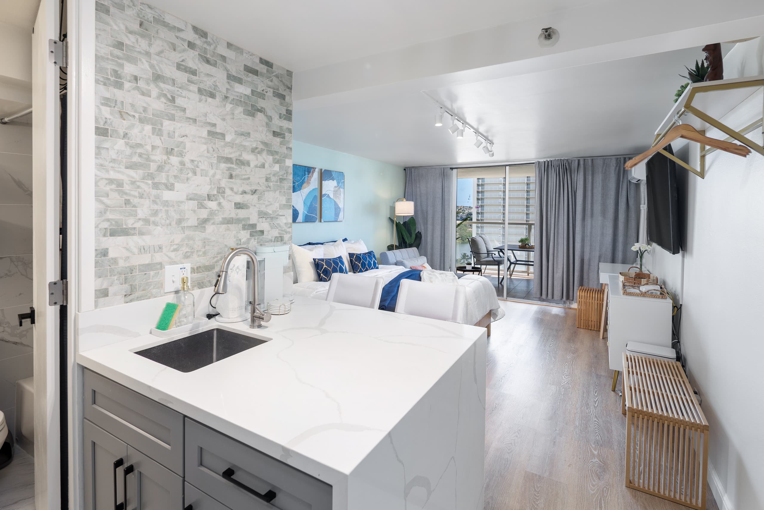 Renovated Modern King Studio w/ Canal View Balcony - Image 2